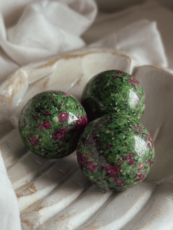 sfera in Rubyzoisite